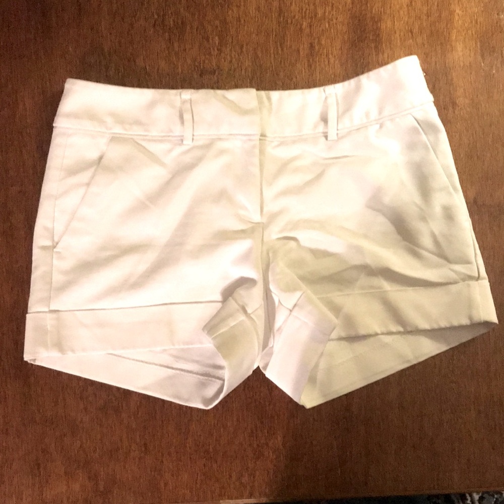 (7th Avenue Design Studio NY&CO) White Shorts